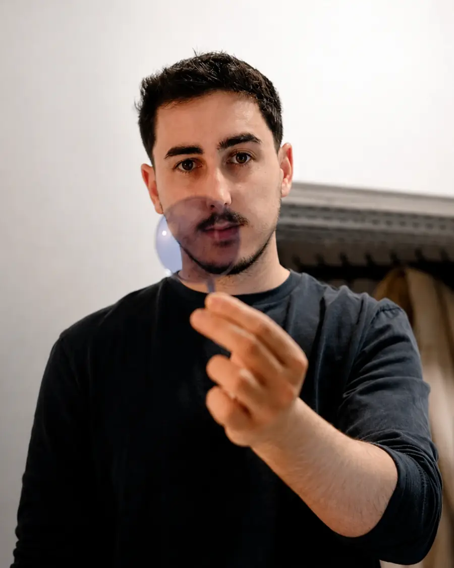Techniker von CristalesRepuesto prüft ein Glas in der Werkstatt in Granada