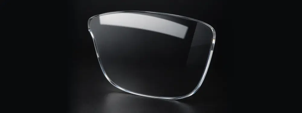 Klares Polycarbonatglas ohne zusätzliche Beschichtungen mit sichtbarem Oberflächenreflex